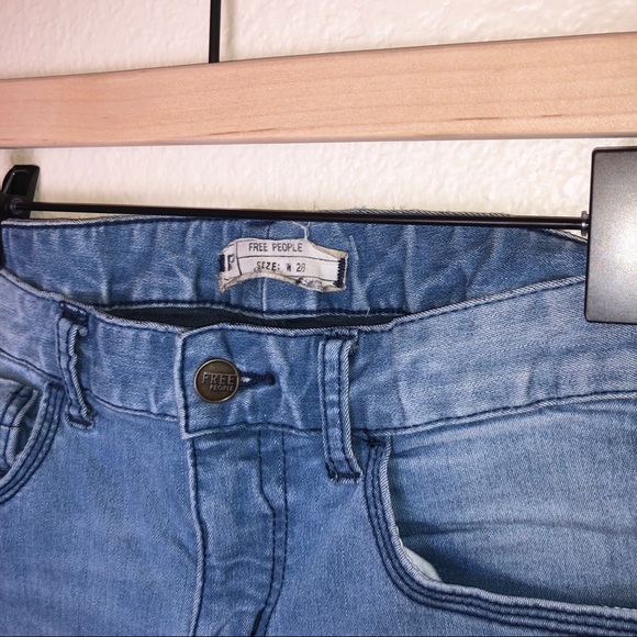 ⭕️Sold⭕️Free People Skinny Jeans Light Wash 28 - Picture 2 of 3
